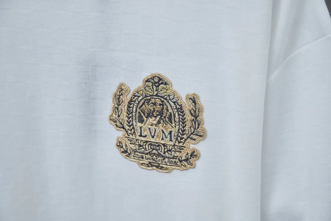 🅿️190 Louis LV 25ss new early spring short-sleeved checkerboard jacquard crown embroidered short-sleeved light luxury essential item for daily commuting for men and women Correct version Welcome to compare Detailed features · Pique jacquard fabric, 100% pure cotton with high count cotton added, dry and avoid stuffiness, made by computer knitting machine or hand loom, similar in shape to bees. · The gold thread embroidery sealing process is combined, interweaving metal threads with other silk threads · Double-needle stitching across seams · Original main mark, washed tag, branded moisture-proof paper packaging Color: black/white/green Size: S/M/L/XL